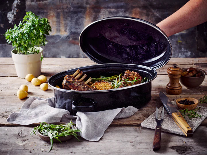 Cooking with enamel oven tray with lid
