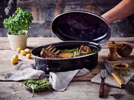Cooking with enamel oven tray with lid