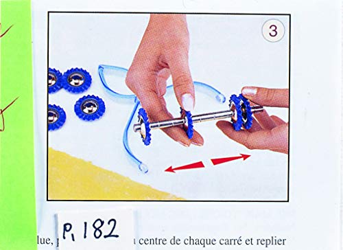 Cutter de pâte sur marcato avec un zigzag coupé bleu